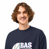 Gros plan sur un mannequin homme souriant portant le sweatshirt navy "BAS KET BALL" au design glitch.