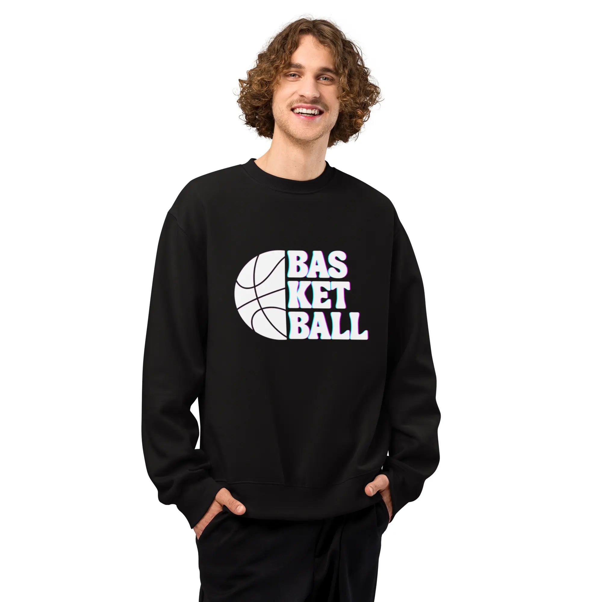 Mannequin homme de face portant le sweat noir oversize Basketball, mains dans les poches, sur fond blanc
