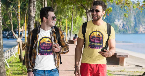Deux hommes portant des t-shirts imprimés originaux Summer Vacation, collection tshirtenfolie
