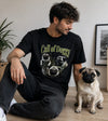 un homme assis à coté de son chien portant un t-shirt humour avec la tète de son chien dessus