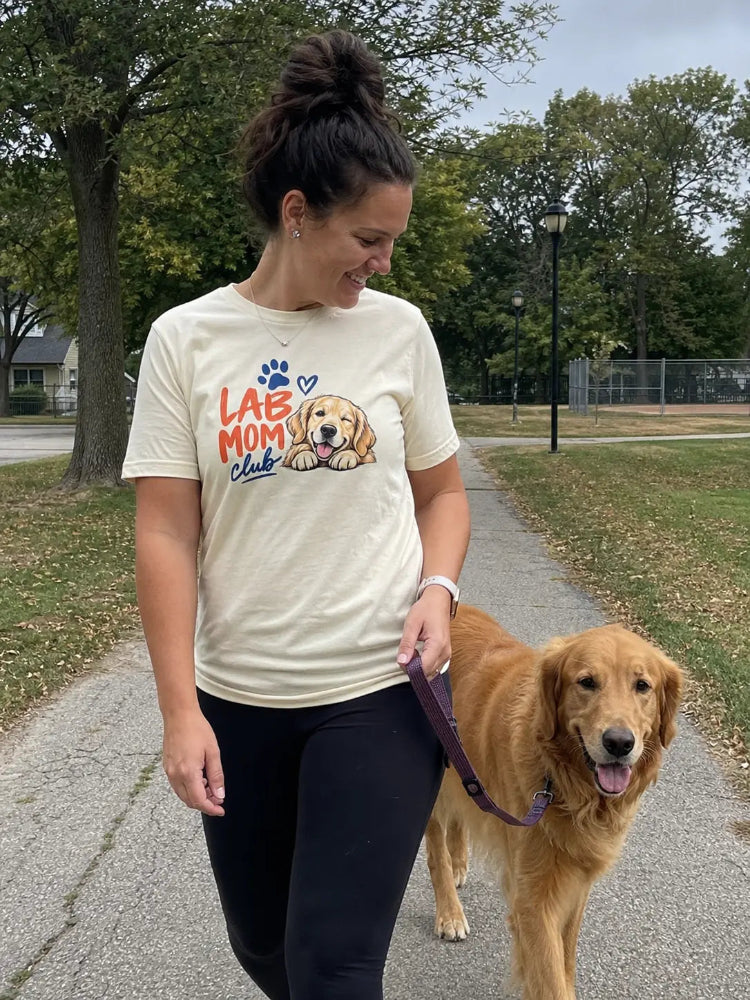 une femme avec un t-shirt Lab mom